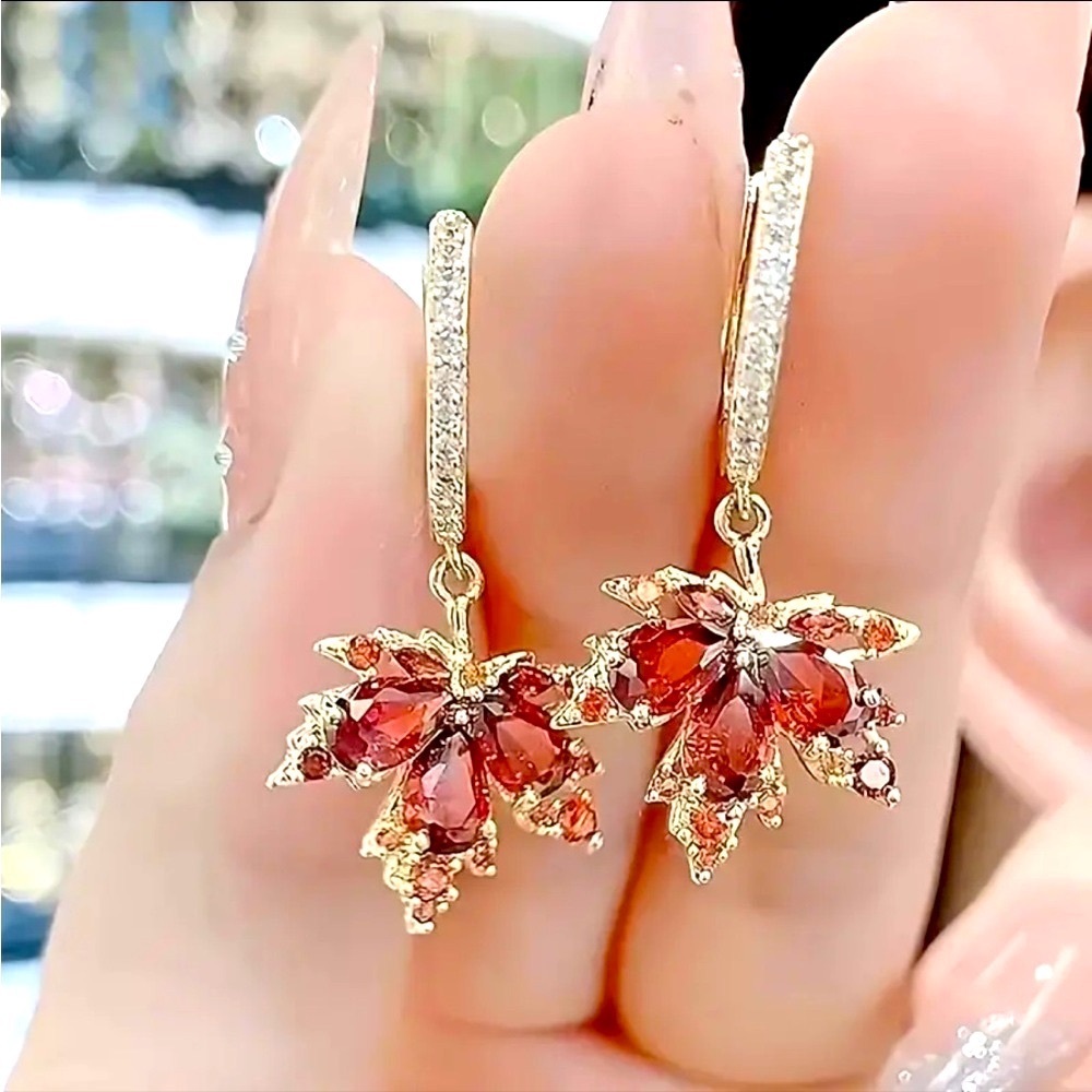 🍁 Stunning Maple Leaf Shaped Rhinestone Dangle Earrings
